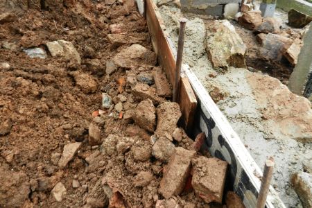 Schotterkern der Trockenmauer hinter der Mauer einfügen