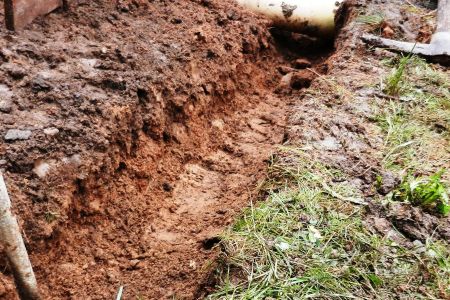 Darstellung Erdaushub für die Trockenmauer mit Streifenfundament