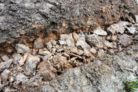 Einbringung Frostschutz für die Trockenmauer mit Streifenfundament